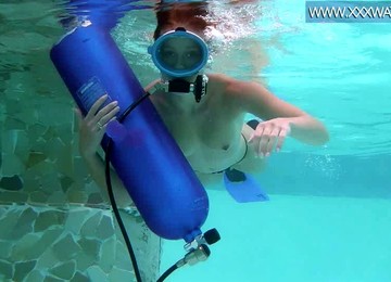 Amateur Lewd Whore With Juicy Booty Swims All Naked Underwater