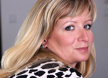 Horny Blonde Slut Getting Naughty By Herself - MatureNL