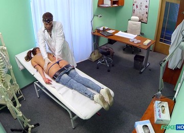 Doctor Prescribes An Erotic Massage For Slinky Blond Hair Lady Patient