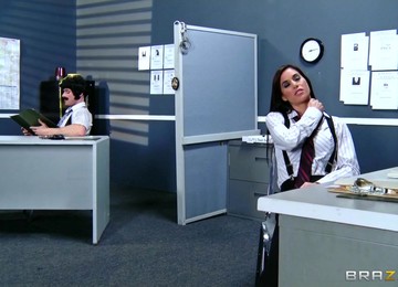 Cute Babe Gets Nailed After A Hot Oiled Up Massage