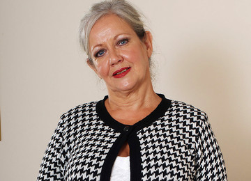 Mature British Housewife Shows She Still Got What It Takes - MatureNL