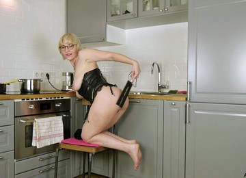 Aroused Mature Plays With Her Wet Cunt In Homemade XXX