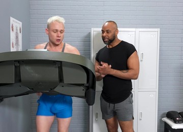 Dirty Gay Dude Enjoys While Sucking A Big Black Cock In The Gym