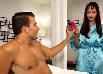 The Client Turns On The Masseuse And Fucks Her On The Table