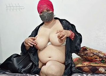 Indian Muslim Milf Girl Masturbating With Finger