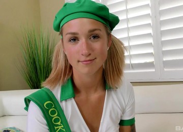 Facial For A Curvy Ass Blonde With Insane Skills