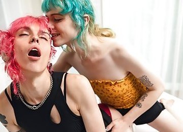 TGIRLS.PORN: Poppy & Sierra Bee Top Each Other