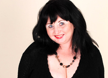 British Housewife Shows Off Her Great Tits And Big Ass - MatureNL