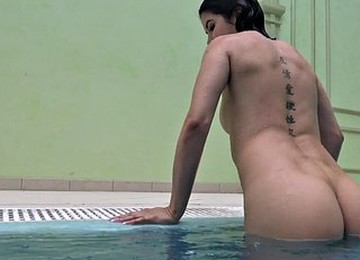 Hot Underwater Babe Lady Dee Swims Naked