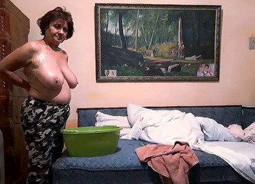 Big Tits Mature Washing In Front Of The Cam