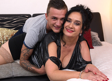 Cute Chubby Housewife Seduced By The Guy Next Door - MatureNL