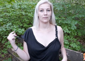 Wald, Exhibitionistin, Hairy Blonde