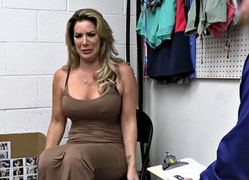 The Beautiful Kayla Paige Arrested By The Police After Trying To Rob A Store