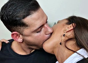 1 Guy Kisses 2 Sisters In Sao Paulo