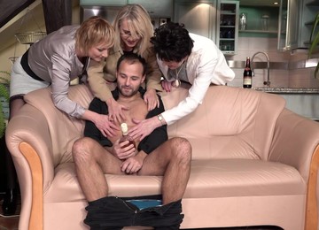 Belinda Enjoys During A FFM Threesome On The Sofa With Her Friends