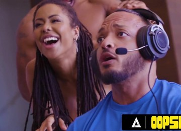 Big Tits Ebony Babe FUCKS PIZZA GUY While BF Is Gaming! - Isiah Maxwell