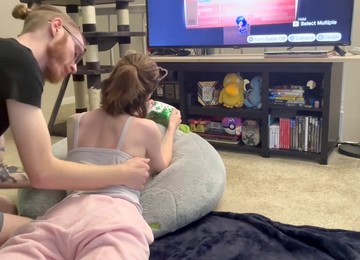 Gaming Girl, Pendant Que Fillette Qui Joue, Pussy Eating