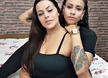 The Kissing Master - Kissing Girls On The Bed