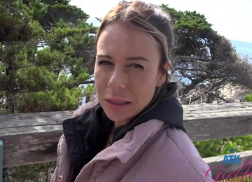 Pretty Girl Summer Vixen Lets A Guy Play With Her Pussy In The Car