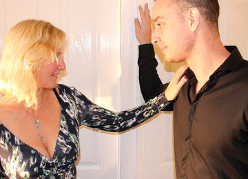 British Housewife Fucking The Guy Next Door - MatureNL