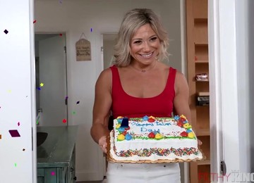 Curvacious Cougar Horny Xxx Video