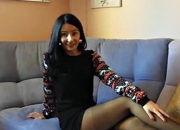 Sexy Italian Vlogger Tries On Black Pantyhose