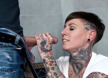 Tattooed Short Haired Cougar Amateur Porn