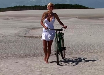 Caylian Curtis Moans While Getting Fucked Outdoors On The Beach