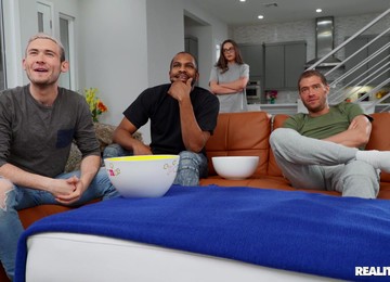 Energized Chick Handles The Situation Like A Real Sex Goddes