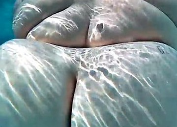 SSBBW Underwater Jiggles