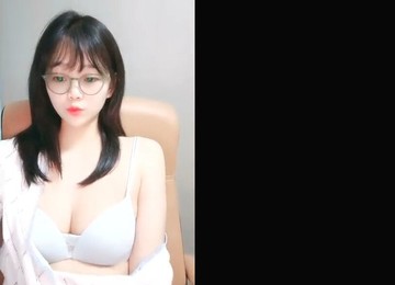 Chinese Teens Live Chat With Mobile Phone.