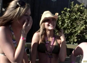 Sensuous Amateur In A Thong Shows Off Her Sexy Figure In Public