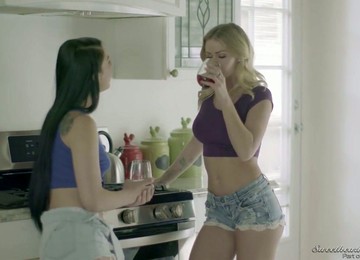 Pallid Chick Jessa Rhodes Takes Her Chance To Reach Orgasm With Her Lesbo