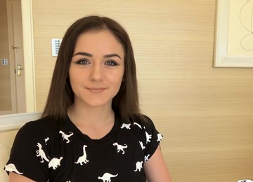 Brunette Rosalyn Sphinx Enjoys While Riding A Dick In Reverse Cowgirl