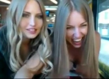 Se Desnuda En Publico