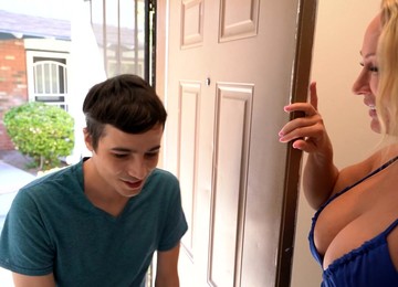 Mellanie Monroe With Big Boobs Moans While Being Fingered